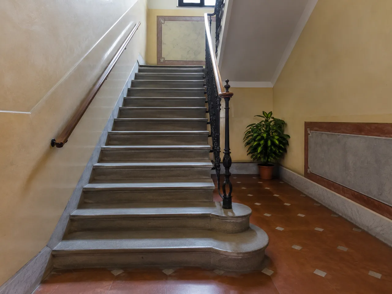 Scale di un palazzo nel centro storico perfettamente pulite — Trattamenti delicati