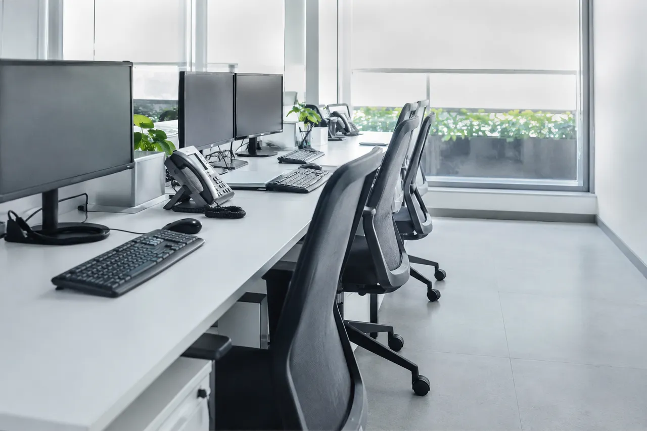 Postazioni di lavoro sanificate da LuccAlfa in uno studio professionale a Lucca